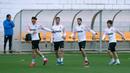 (kiri-kanan) Pemain Valencia Maxi Gomez, Ferran Torres, Ruben Sobrino, dan Kangin Lee saat sesi latihan di Paterna Sports City, Paterna, Spanyol, Selasa (18/2/2020). Valencia akan menghadapi Atalanta pada leg pertama babak 16 besar Liga Champions, 20 Februari 2020 dini hari WIB. (JOSE JORDAN/AFP)