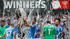 Para pemain Manchester City merayakan gelar juara Community Shield setelah mengalahkan Liverpool di Stadion Wembley, London, Minggu (4/8). City menang 1-1 (5-4) atas Liverpool. (AFP/Adrian Dennis)