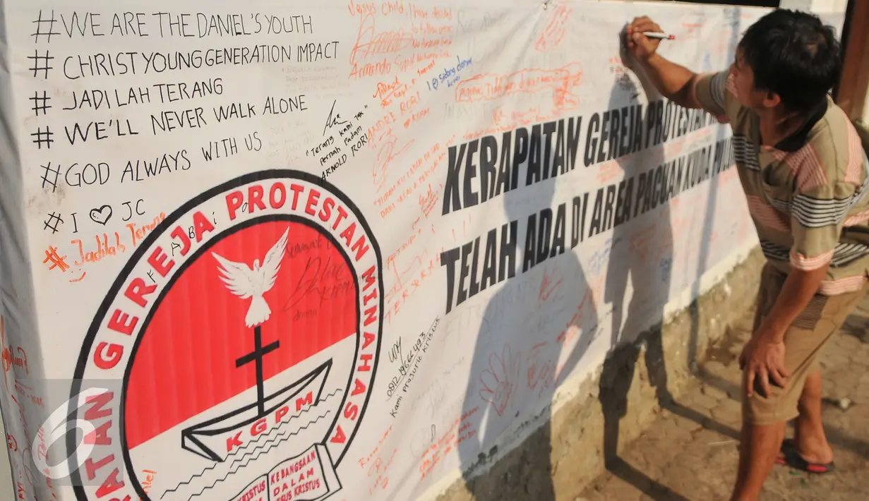 Warga membubuhkan tanda tangannya sebagai bentuk penolakan penggusuran Gereja Protestan Minahasa di kawasan Pacuan Kuda, Pulomas, Jakarta, Senin (18/4/2016). (Liputan6.com/Gempur M Surya) 