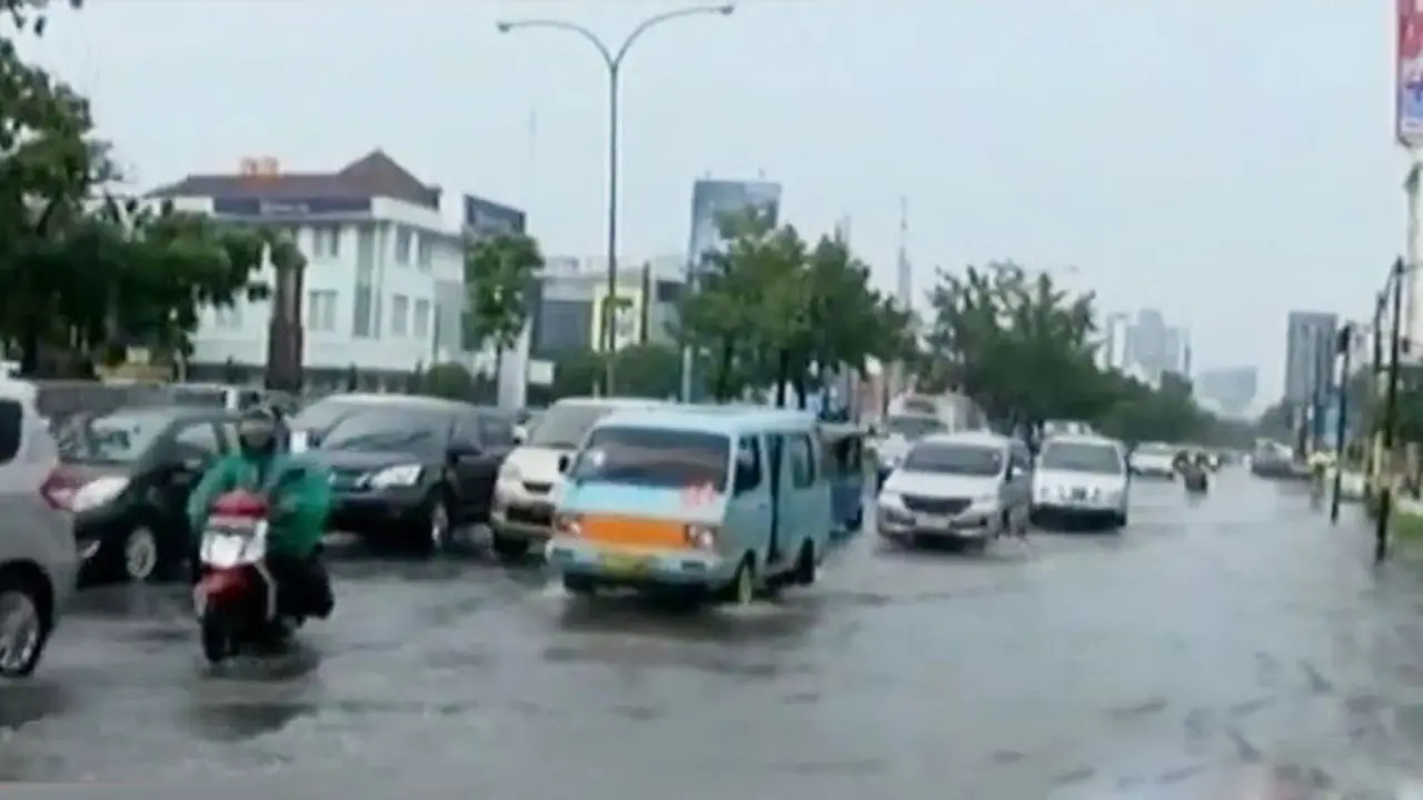 VIDEO: Pasca-Hujan Jalanan Jakarta Masih Banyak Tergenang