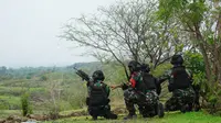 Para prajurit dari Yonif 411/Pandawa/Kostrad mempraktekkan ilmu pertempuran yang selama ini dipelajari untuk disesuaikan dengan kondisi medan yang ada. Foto: liputan6.com/edhie prayitno ige&nbsp;