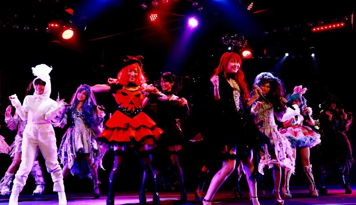 Di JKT48 Theater dan JKT48 Official Web Shop akan di jual reguler version seharga Rp 80 ribu sedangkan versi cardnya akan dijual seharga Rp 30 ribu. (Wimbarsana Kewas/Bintang.com)