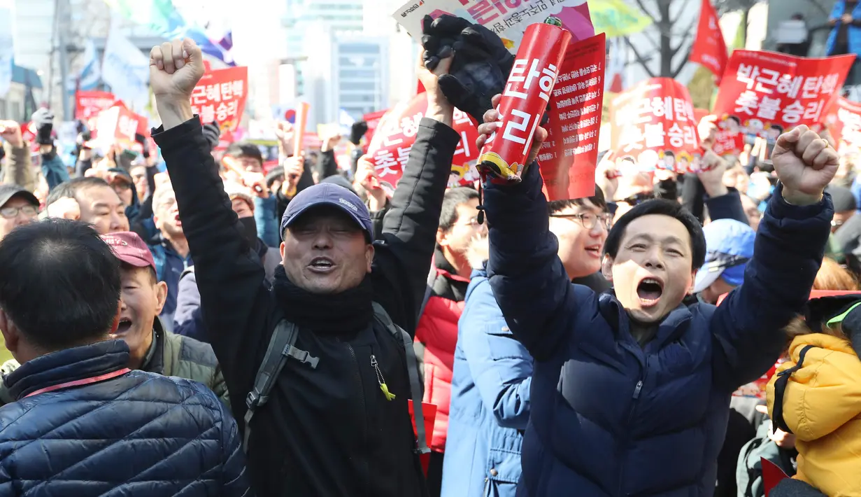 Pengunjuk rasa bereaksi setelah Presiden Korea Selatan Park Geun-hye resmi dimakzulkan oleh Mahkamah Konstitusi di Seoul, Jumat (10/3). Keputusan MK ini menjadikan Park Geun-hye menjadi Presiden Korsel pertama yang dimakzulkan. (AP Photo/Lee Jin-man)