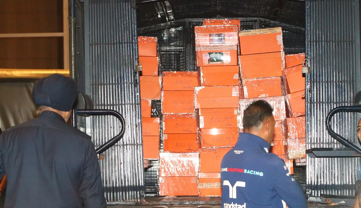 Polisi Malaysia menyita kardus berisi tas mewah dalam penggeledahan di tiga apartemen mantan Perdana Menteri, Najib Razak di Kuala Lumpur, Jumat (18/5). Penggeledahan dilakukan terkait skandal mega korupsi 1 Malaysia Development Berhad (1MDB). (AP Photo)