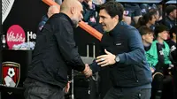 Andoni Iraola (kanan) saat bersalaman dengan Pep Guardiola. (Glyn KIRK / AFP)