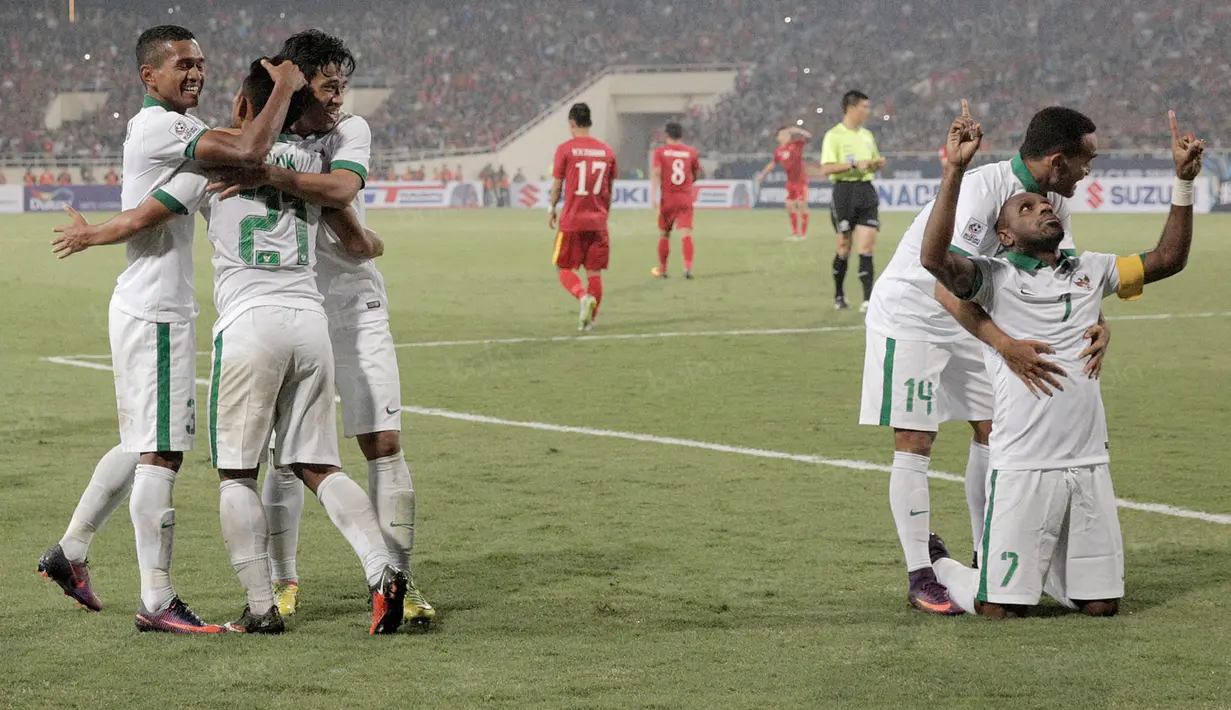 Para pemain Timnas Indonesia merayakan gol yang dicetak Stefano Lilipaly ke gawang Vietnam pada laga semifinal Piala AFF di Stadion My Dinh, Hanoi, Kamis (7/12/2016). Indonesia lolos dengan agregat 4-3. (Bola.com/Peksi Cahyo)