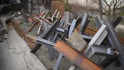 Rintangan anti-tank I-beam siap digunakan untuk menghadapi Rusia di bengkel di Lviv, Ukraina barat (3/3/2022). Invasi Rusia telah mengusir satu juta warga Ukraina dari rumah mereka dan menjerumuskan Rusia ke dalam isolasi yang semakin dalam sebagai paria global dalam dunia keuangan, diplomasi, dan o
