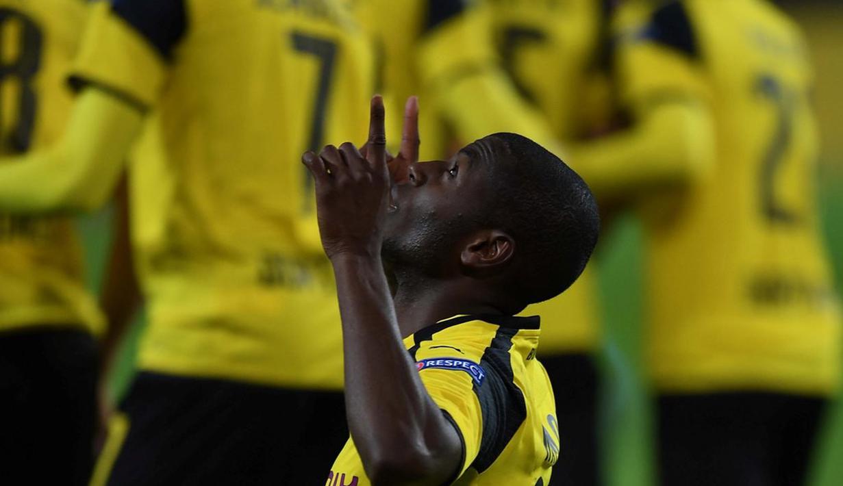 Ekspresi pemain Borussia Dortmund, Adrian Ramos, setelah mencetak gol ke gawang Sporting CP dalam laga Grup F Liga Champions di Signal Iduna Park, Rabu (2/11/2016) waktu setempat. (AFP/Patrik Stollarz)