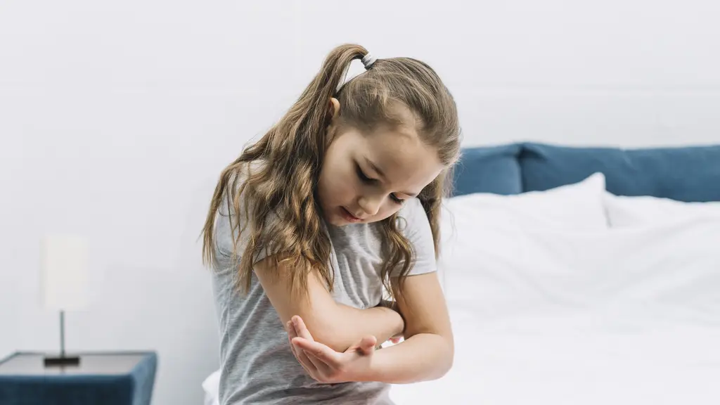 kulit anak memiliki tingkat sensitivitas yang lebih tinggi dibandingkan orang dewasa. credits: freepik