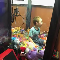 Bocah bernama Mason terjebak dalam mesin mainan. (Sumber Foto: Facebook)