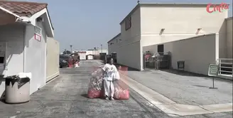 Anak Uya Kuya dan Astrid sedang melanjutkan kuliah di Amerika Serikat. Cinta tinggal di Los Angeles. Meski dikenal sebagai salah satu anak yang tajir, Cinta mencari uang dengan mengumpulkan botol bekas di Amerika Serikat. Berikut beberapa potretnya. [Youtube/Cinta]