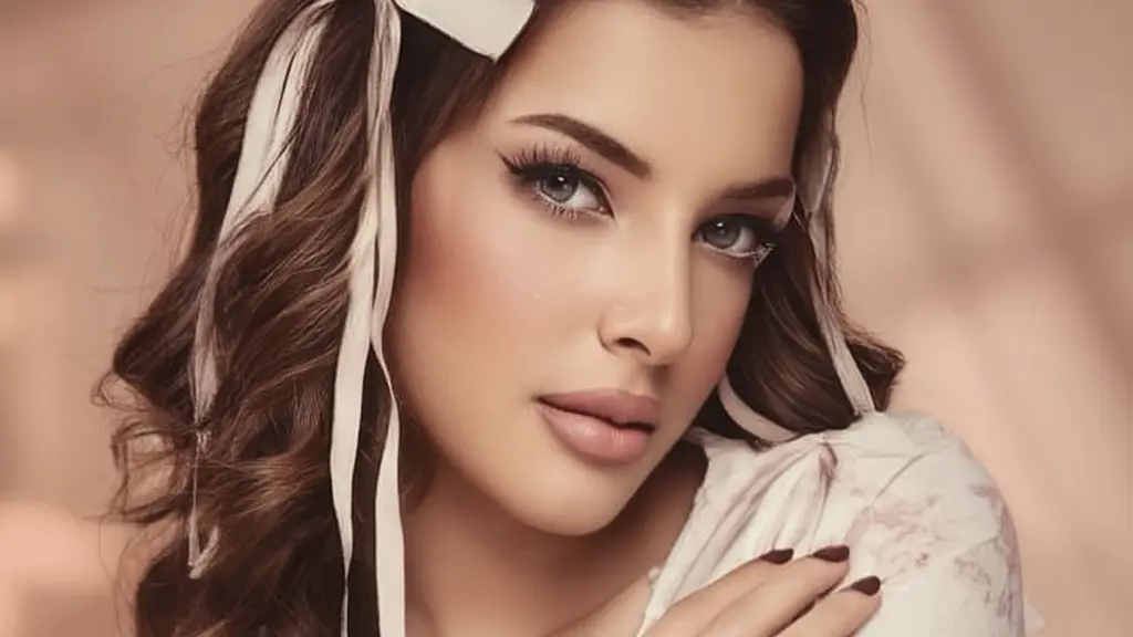 Dalam pemotretan terbarunya, beauty influencer sekaligus kreator kecantikan ini menunjukkan sisi soft girl lewat balutan estetika coquette.  (@tasyafarasya)