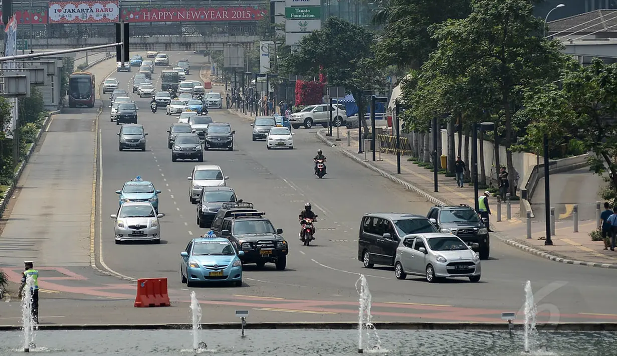 Ruas jalan Jenderal Sudirman Jakarta yang biasanya terlihat padat, saat libur Natal 2014 terlihat lengang. Tampak, beberapa pengendara melintas di jalan Jenderal Sudirman Jakarta, Kamis (25/12/2014). (Liputan6.com/Miftahul Hayat)