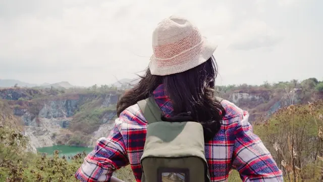 Solo travel perempuan (Foto Dok: Freepik/tirachardz)