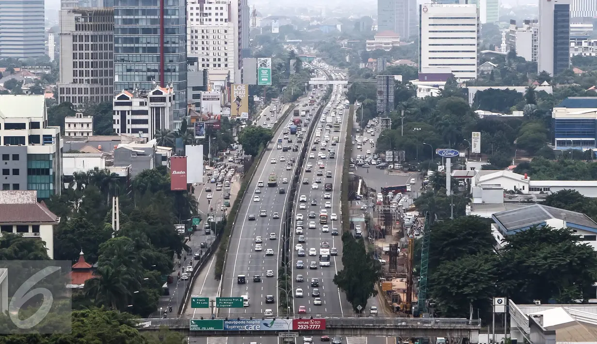 Jasa Marga Tol Jakarta-Cikampek memprediksikan lonjakan volume kendaraan akan terjadi pada arus balik long weekend, Minggu (27/3/2016). Volume kendaran akan meningkat sebanyak 94 ribu pada arus balik. (Liputan6.com/Fery Pradolo)