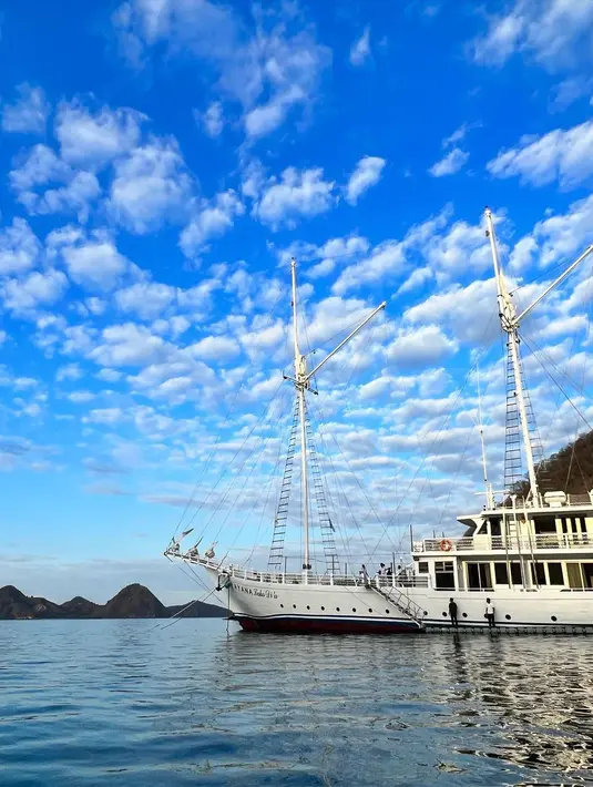 Langit biru dan awan putih, Komodo terlihat makin eksotis. Gracia terpikat dengan keindahan alam NTT. [Instagram.com/jkr48gracia]