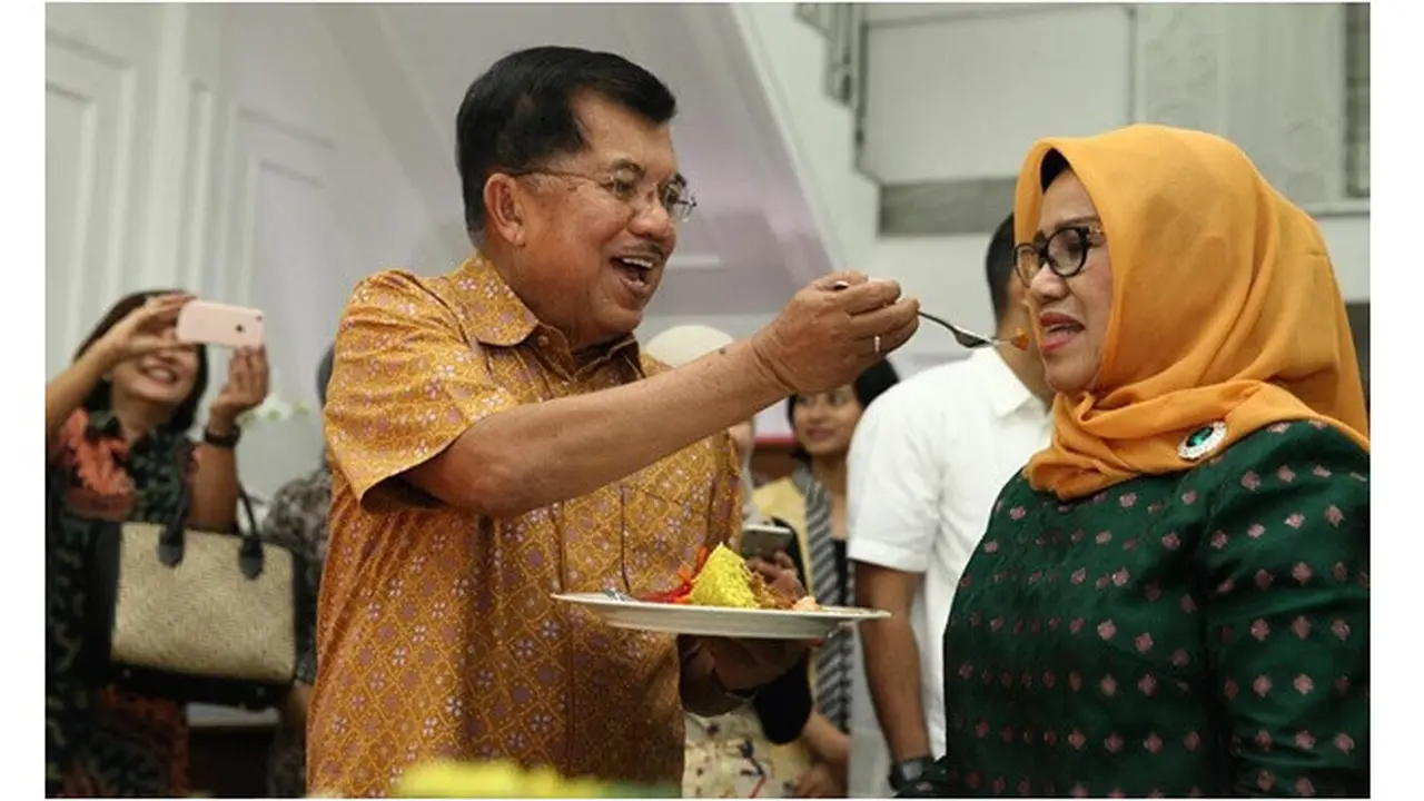 7 Potret Jusuf Kalla Bareng Istrinya Mufidah, Harmonis Banget