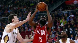 Pemain Houston Rockets, James Harden (tengah), berjibaku dengan pemain New Orleans Pelicans, Omer Asik (kiri) dan E'Twaun Moor pada pramusim NBA Global Games 2016 di China, Rabu (12/10/2016). (Reuters/Thomas Peter)