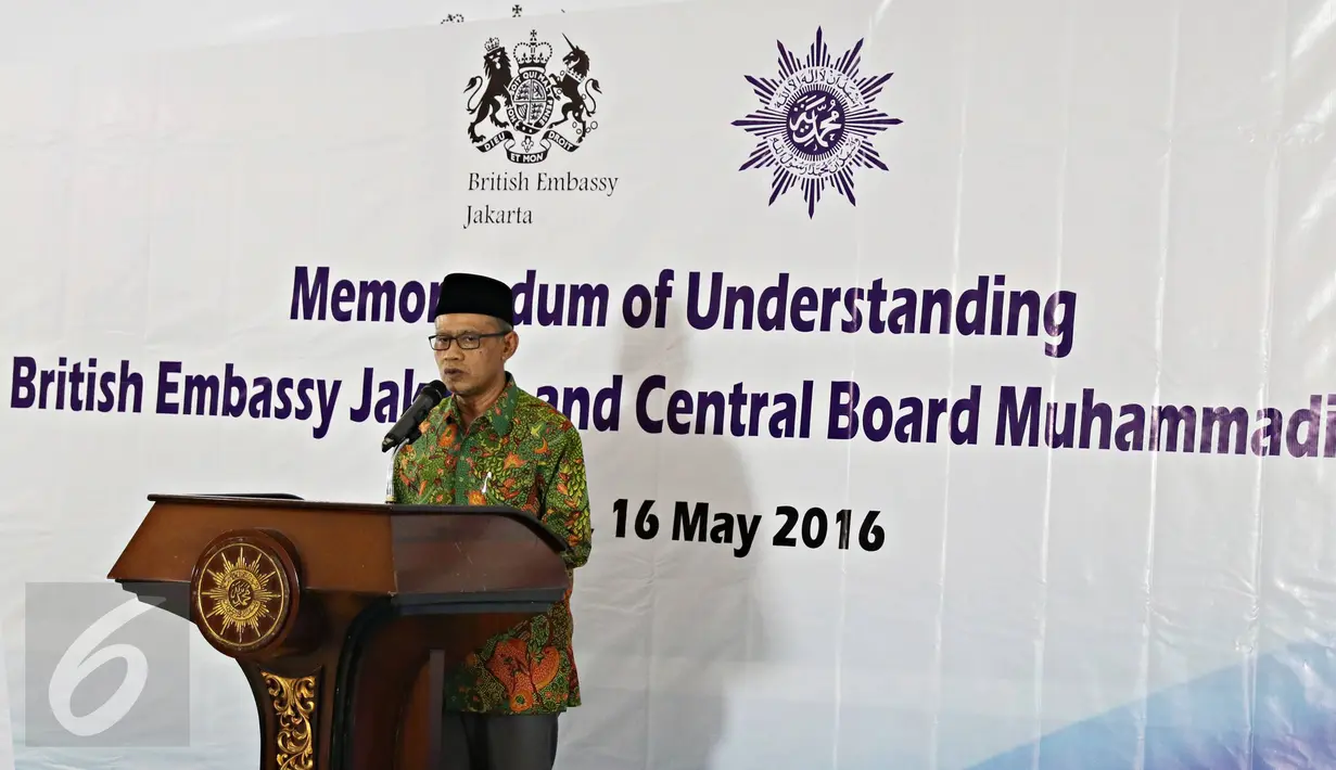 Ketua Umum PP Muhammadiyah Haedar Nasir menyampaikan kata sambutan di Jakarta, Senin (16/5). Nota kesepahaman tersebut dilakukan untuk menjalin kerjasama dalam bidang pembangunan toleransi, pluralisme, dan HAM. (Liputan6.com/Immanuel Antonius)