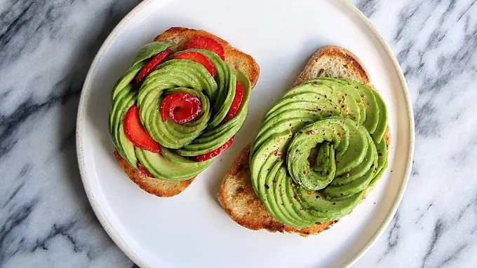 10 Potret Cantik Hidangan yang Dihiasi Avocado Rose