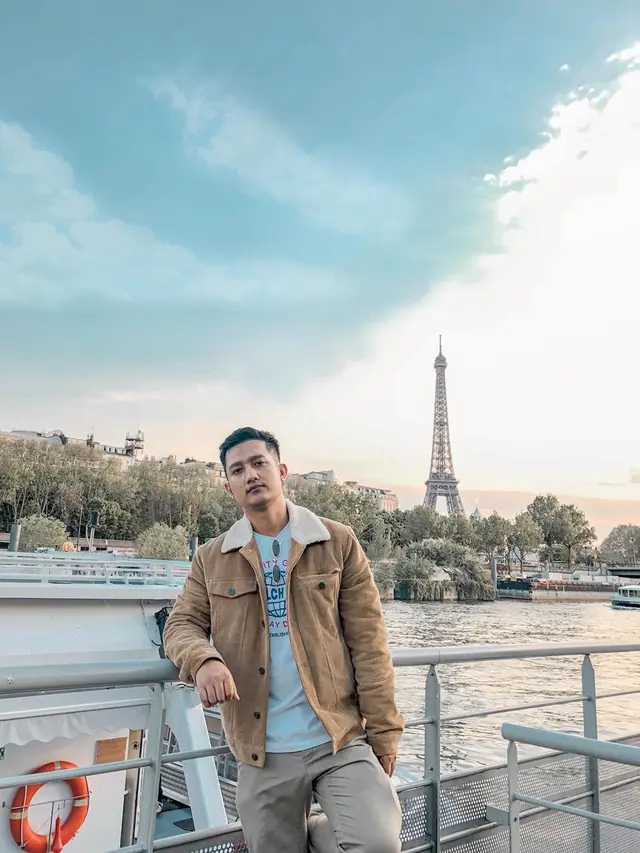 Gaya Santai Tom Liwafa Saat Liburan ke Luar Negeri