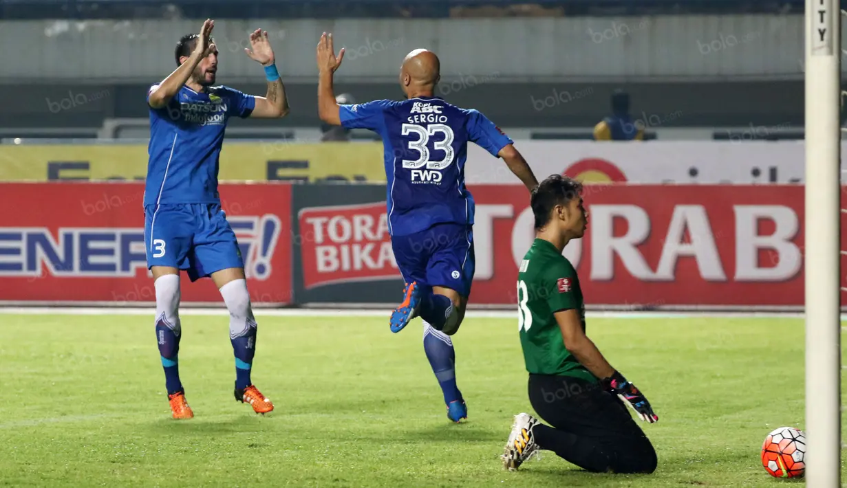 Penalti Sergio Van Dijk mengecoh kiper PSM Makassar, Davit Ariyanto pada laga Torabika SC 2016 di Stadion GBLA, Bandung, Sabtu (2/7/2016). Persib menang 3-2. (Bola.com/Nicklas Hanoatubun)