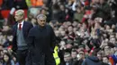 Pelatih Manchester United, Jose Mourinho, dan pelatih Arsenal, Arsene Wenger, pada laga Premier League di Stadion Old Trafford, Senin (30/4/2018). Manchester United menang 2-1 atas Arsenal. (AP/Rui Vieira)