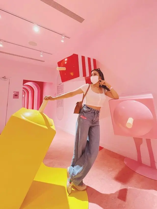 9 Potret Gaya Momo Geisha Liburan di Singapura, Semakin Menawan dengan Outfit Kekinian