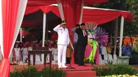 Djarot Saiful Hidayat memimpin upacara Hari Kemerdekaan ke-72 RI di Monas (Liputan6.com/ Moch Harun Syah) 