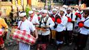 Rombongan pria berbaris sambil menabuh gamelan yang juga akan digunakan saat Upacara Melasti (Liputan6.com/Andrian M Tunay)