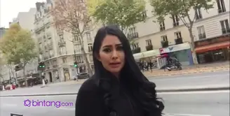 Kartika Putri sedang berada di Paris ketika kota tersebut diteror sekelompok orang bersenjata. Suasana kota yang mencekam membuat Kartika mempersingkat kunjungannya di pusat mode dunia itu.