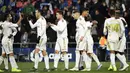 Para pemain Real Madrid merayakan kemenangan atas Getafe pada laga La Liga Spanyol di Stadion Col Alfonso Perez, Getafe, Sabtu (4/1). Getafe kalah 0-3 dari Madrid. (AFP/Oscar Del Pozo)