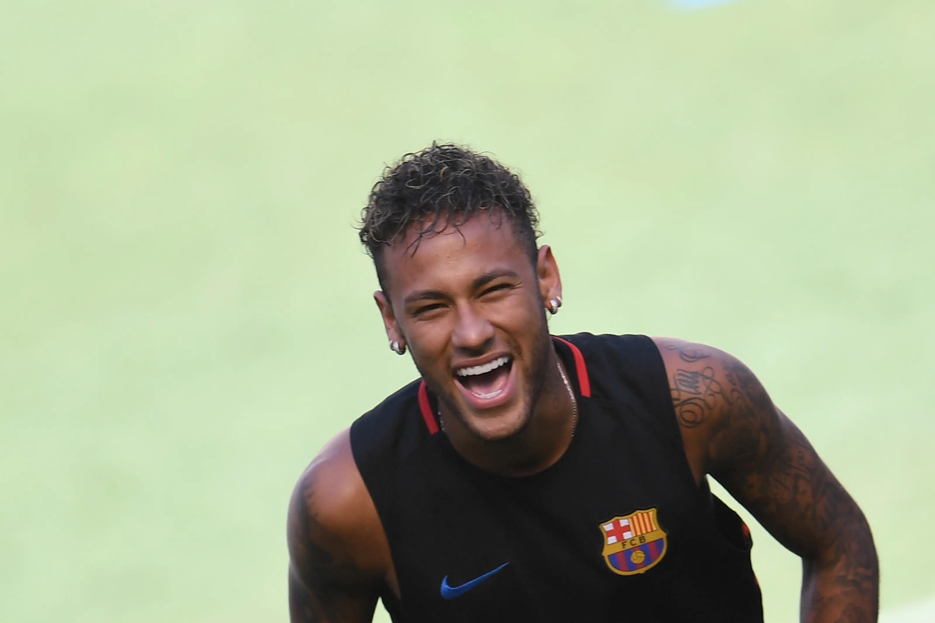 Neymar resmi tidak lagi menjadi pemain Barcelona usai klausul kontraknya ditebus PSG (JEWEL SAMAD / AFP)