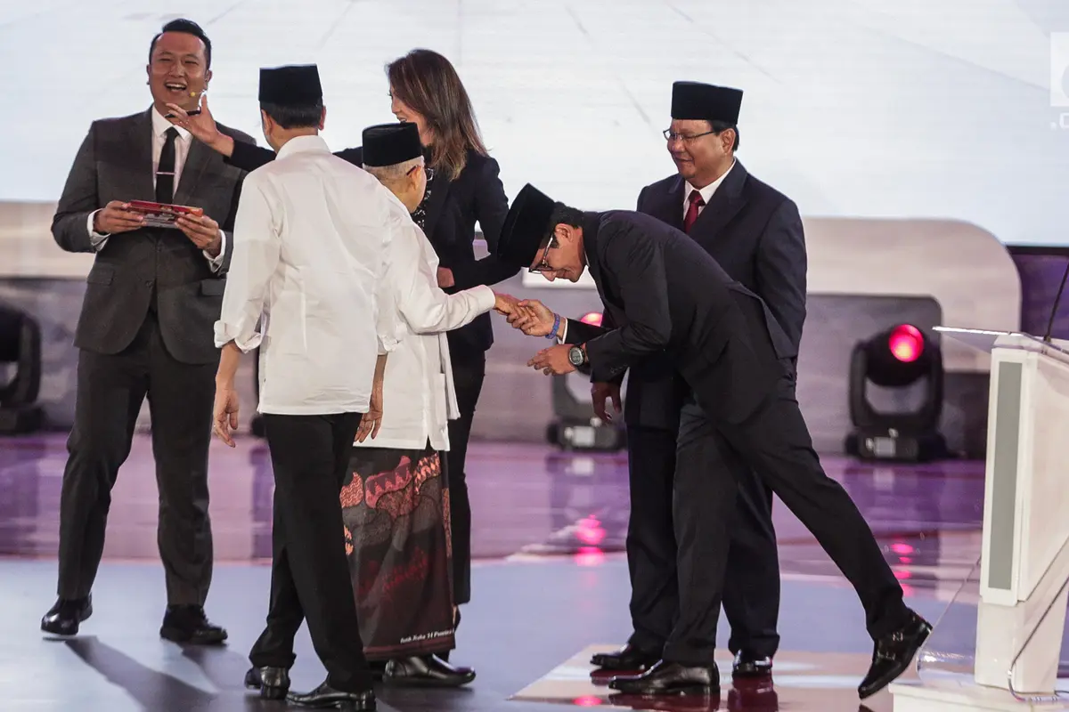 Peluk Hangat Jokowi - Prabowo Akhiri Debat Perdana Pilpres 2019