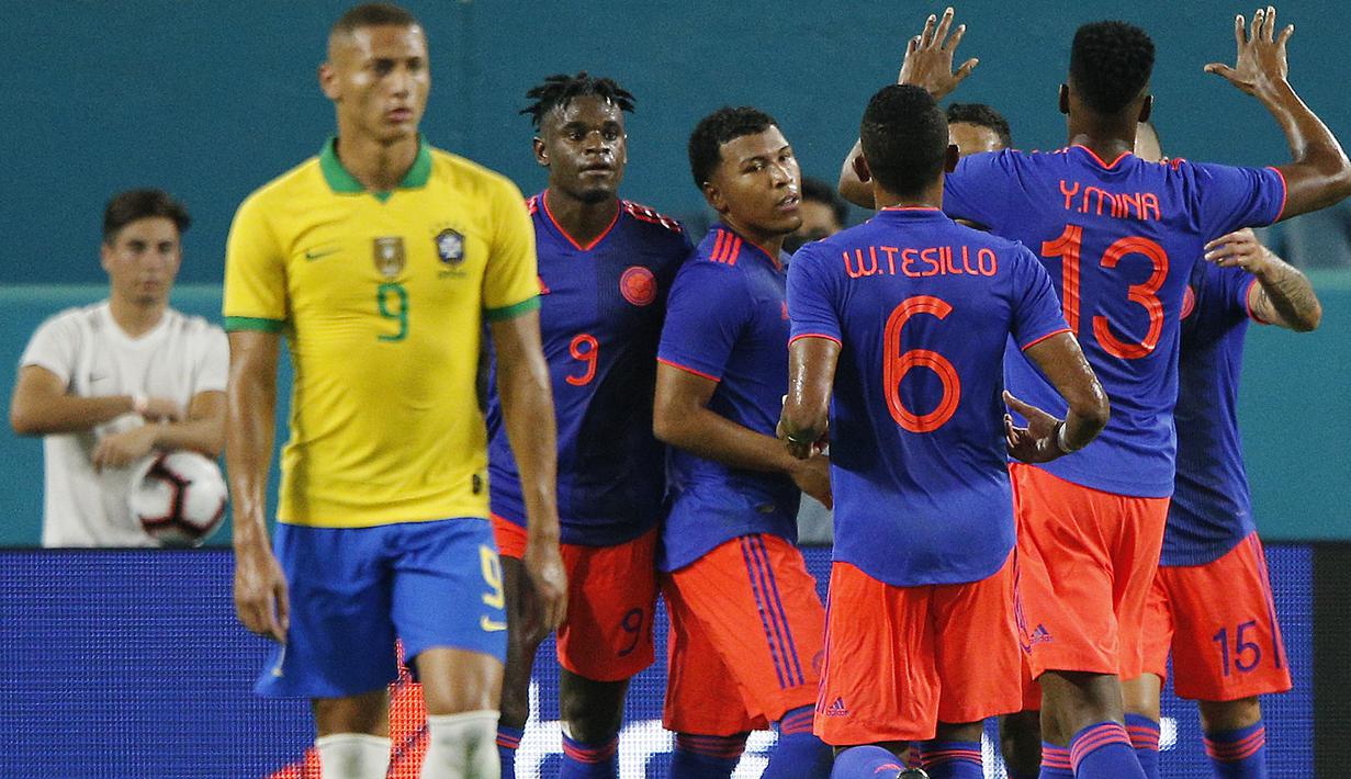 Para pemain Kolombia merayakan gol yang dicetak Luis Murillo ke gawang Brasil pada laga persahabatan di Stadion Hard Rock, Florida, Jumat (6/9). Kedua negara bermain imbang 2-2. (AFP/Michael Reaves)