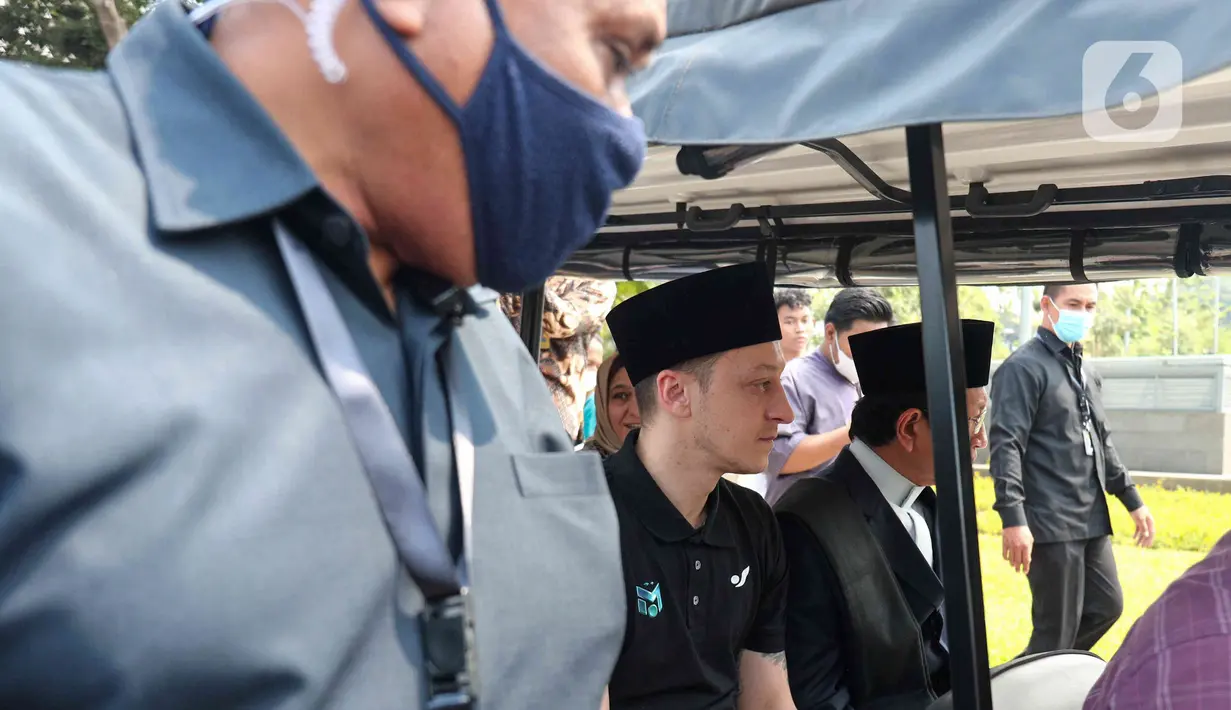 Bintang sepak bola asal Jerman, Mesut Ozil bersama Imam Besar Masjid Istiqlal Nassaruddin Umar saat berada di koridor Masjid Istiqlal, Jakarta, Jumat (27/5/2022). Seperti diketahui Ozil sedang berada di Jakarta sejak 24 Mei lalu. Pria berkebangsaan Jerman itu telah melakukan serangkaian kegiatan di Indonesia. (Liputan6.com/Herman Zakharia)