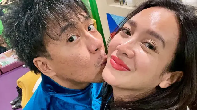 Potret Dea Ananda Temani Ariel Nidji saat Manggung. (instagram/dea_ananda)