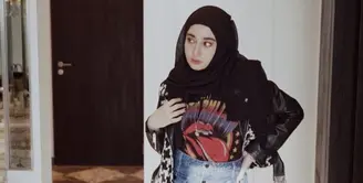 Anak pertama pasangan&nbsp;Cindy Fatikasari&nbsp;dan Tengku Firmansyah kini sudah memasuki usia 23 tahun. Putri sulung bernama Tengku Syaira Anataya ini memilih tampil berhijab seperti mengenakan jaket kulit dengan tshirt sebagai inner. Dipaduka rok mini dan legging hitamnya. Credit: Instagram @osnapitzcha