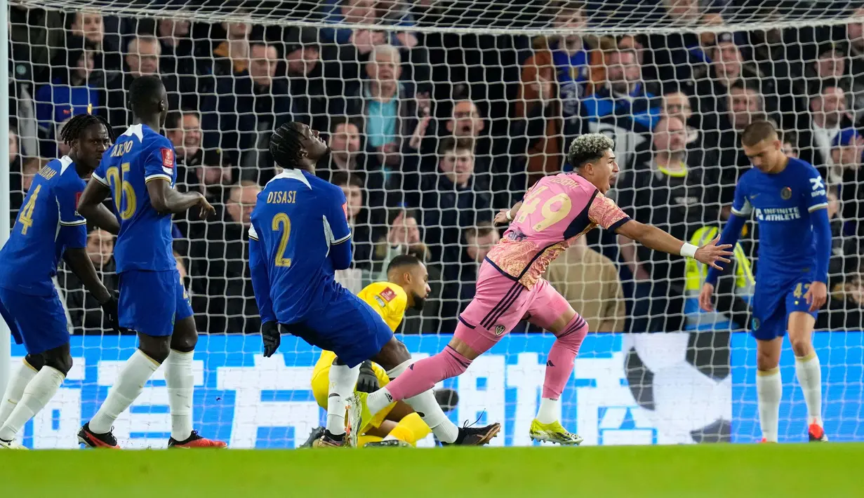 Gol pemain Leeds United, Mateo Joseph pada menit ke-8 sempat membuat panik pertahanan Chelsea. (AP Photo/Kirsty Wigglesworth)