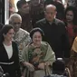 Ketua Dewan Pengarah BPIP Megawati Soekarnoputri disambut Duta Arsip Nasional PDIP Rieke Diah Pitaloka saat tiba menghadiri Peringatan 73 Tahun Lahirnya Pancasila di Museum Filateli, Jakarta, Kamis (31/5). (Merdeka.com/Iqbal S. Nugroho)