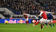 Viktor Gyokeres mencetak gol tunggal kemenangan Arsenal atas Everton lewat titik putih pada laga pekan ke-17 Premier League di Hill Dickinson Stadium, Minggu (21/12/2025) dini hari WIB. (AFP/Oli Scarff)