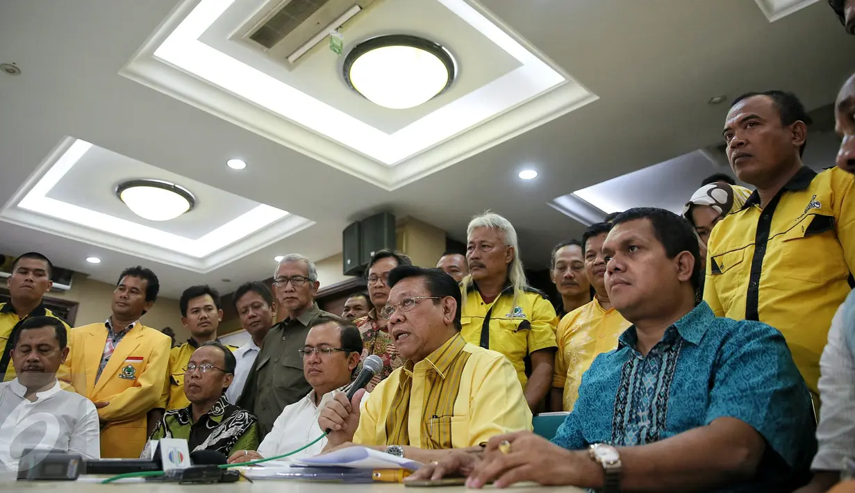Ketua Umum Partai Golkar hasil Munas Ancol, Agung Laksono (kedua kanan) memberikan keterangan pers di Jakarta, (22/1). Agung Laksono meminta kader Golkar fokus pada pelaksanaan musyawarah nasional yang akan digelar. (Liputan6.com/Faizal Fanani)