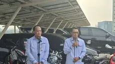 Direktur Pelacakan Aset, Pengelolaan Barang Bukti, dan Eksekusi (Labuksi) KPK Mungki Hadipratikto (kiri) di Rumah Penyimpanan Benda Sitaan dan Barang Rampasan Negara (Rupbasan) KPK, Jakarta Timur. (Istimewa)