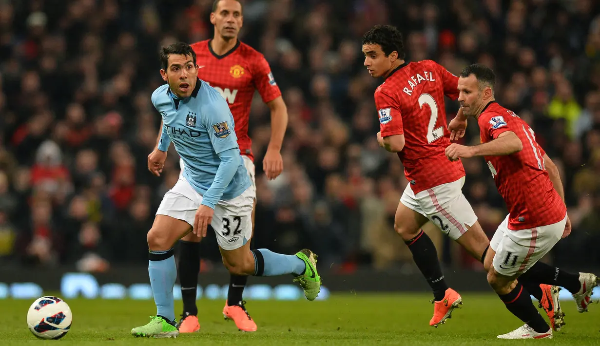 Carlos Tevez. Striker Argentina ini memperkuat Manchester United selama 2 musim, 2007/2008 dan 2008/2009 dengan mencetak 34 gol dari 99 laga. Lepas dari Setan Merah ia langsung hijrah ke Manchester Biru pada awal 2009/2010 dan bertahan selama 4 musim. (Foto: AFP/Paul Ellis)