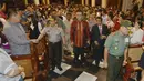 Kapolri Jendral Tito Karnavian bersalaman dengan salah satu jemaat saat meghadiri misa natal di Gereja katedral, Jakarta, Sabtu (24/12). Kedatangannya unutk mengecek keamanan dan mengucapkan natal secara langsung kegereja. (Liputan6.com/Helmi Afandi)