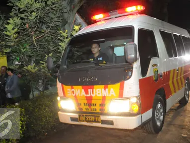 Ambulan yang membawa jenazah terduga teroris pergi meninggalkan lokasi, Setu, Tangerang Selatan, Banten, Rabu (21/12). Jenazah terduga teroris rencananya akan diperiksa di ruang Instalasi Kedokteran Forensik RS Polri. (Liputan6.com/Helmi Afandi)