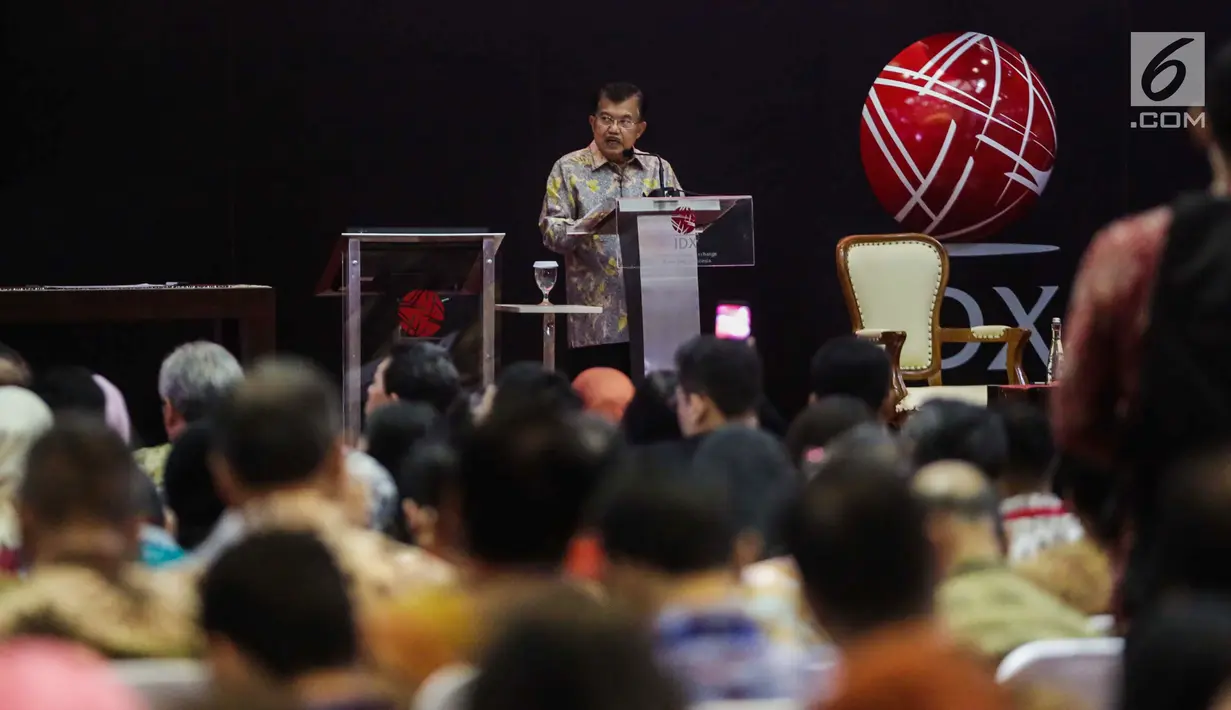 Wapres Jusuf Kalla memberi sambutan saat pembukaan perdagangan saham 2018 di Gedung Bursa Efek Indonesia, Jakarta, Selasa (2/1). Pada pembukaan perdagangan saham ini, IHSG naik 8,15 poin atau 0,12 persen ke posisi 6.363,29. (Liputan6.com/Faizal Fanani)