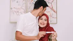 Dalam unggahan terbarunya, wanita kelahiran 1996 itu memperlihatkan sejumlah potretnya bersama Razi Bawazier. Mereka berpose sembari menunjukkan test pack dengan dua garis merah yang berarti positif hamil.
(Liputan6.com/IG/@vebbypalwintaa)