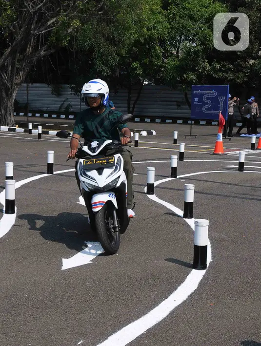 Jika semula ujian praktek SIM C dengan angka 8, diganti dengan huruf S. Jadi manuver kekanan dan manuver ke kiri sudah terakomodir. (merdeka.com/Imam Buhori)