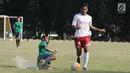 Pemain Timnas Indonesia U-16 mencoba menahan pemain pelajar Asian School U-18 di Lapangan Atang Sutresna, Jakarta, Jumat (25/8). Uji tanding ini persiapan jelang kualifikasi Piala Asia U-16, September mendatang. (Liputan6.com/Helmi Fithriansyah)